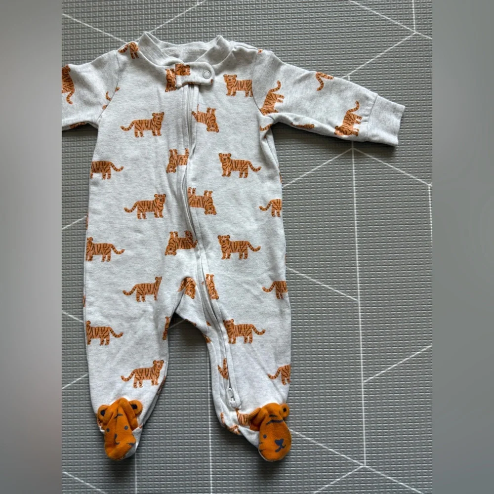 Carters|Baby boy or gender neutral Heather Gray Tiger Print One-Piece Footies,3M